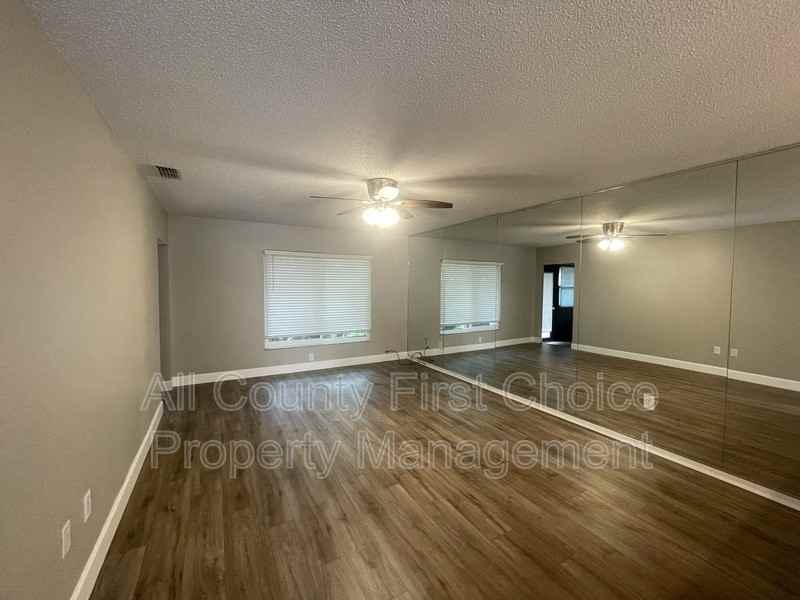 7633 Piping Rock Ct - Photo 5 of 18