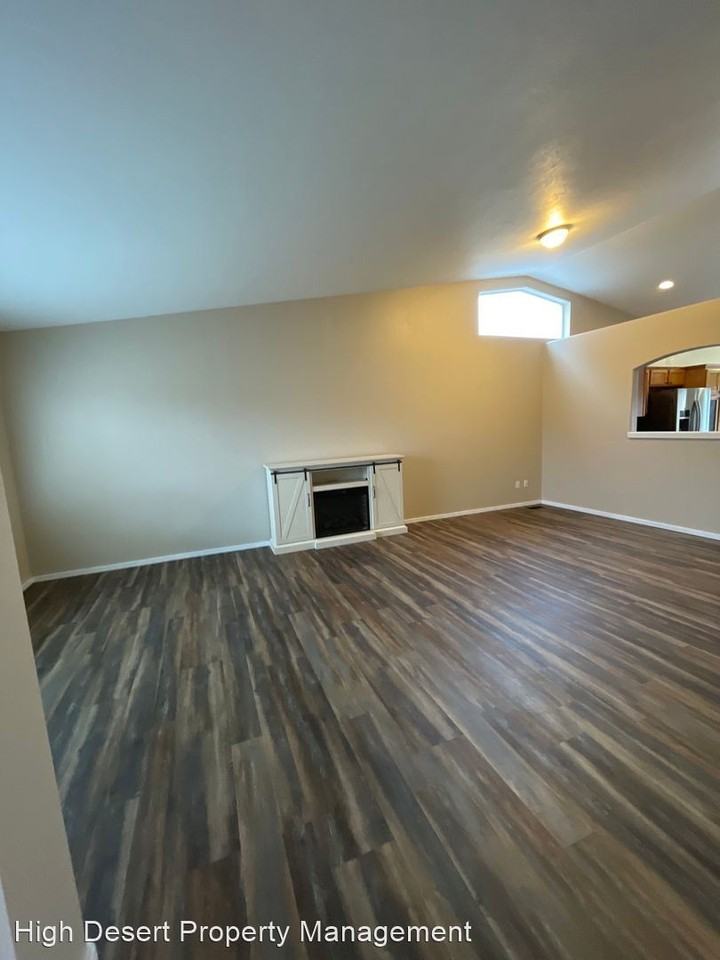 440 Ne Hillcrest St - Photo 2 of 24