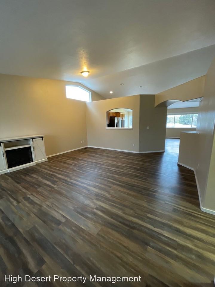 440 Ne Hillcrest St - Photo 3 of 24