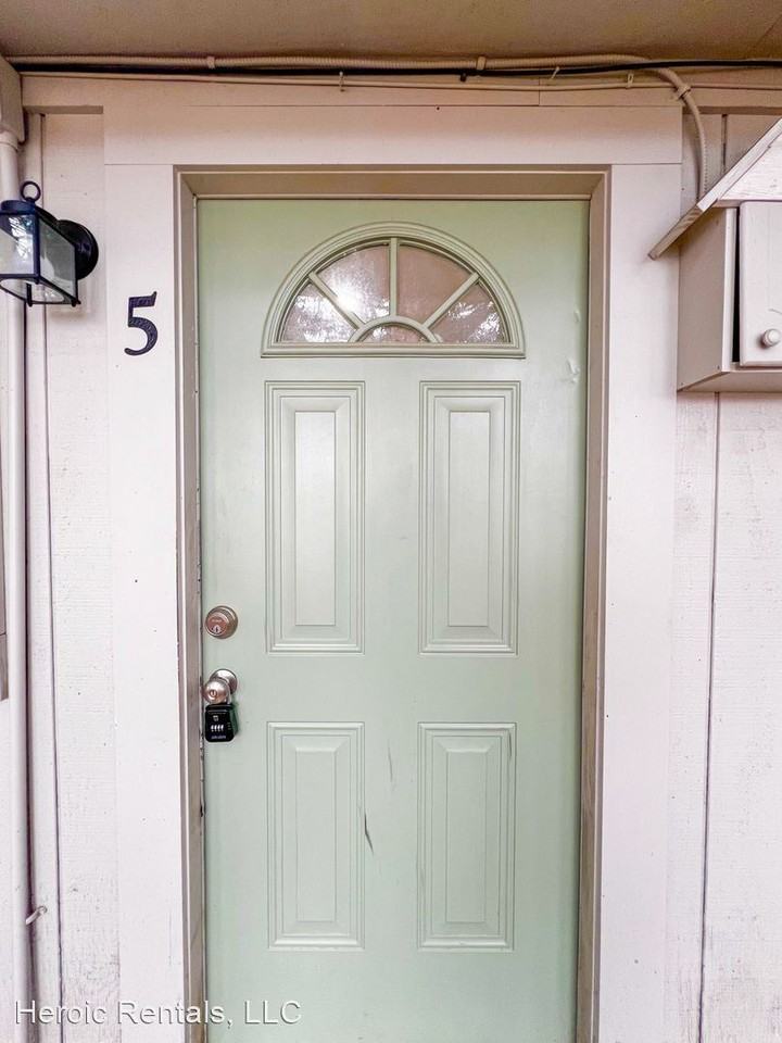 NEWLY RENOVATED SMALL APARTMENT COMPLEX CLOSE TO EVERYTHING Apartments