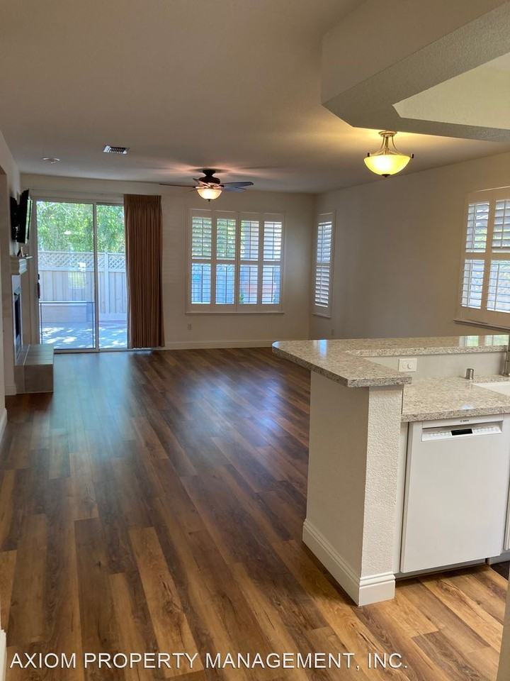 124 Golden Spike Ct - Photo 3 of 11