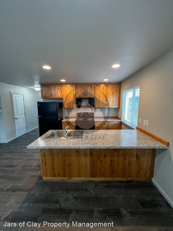 1007-1009 Highlands Loop - Photo 3 of 19