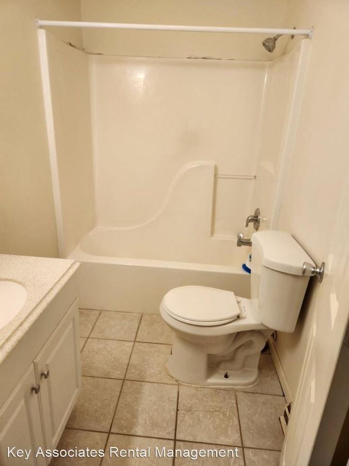 1915 SW Lincoln - Photo 3 of 10