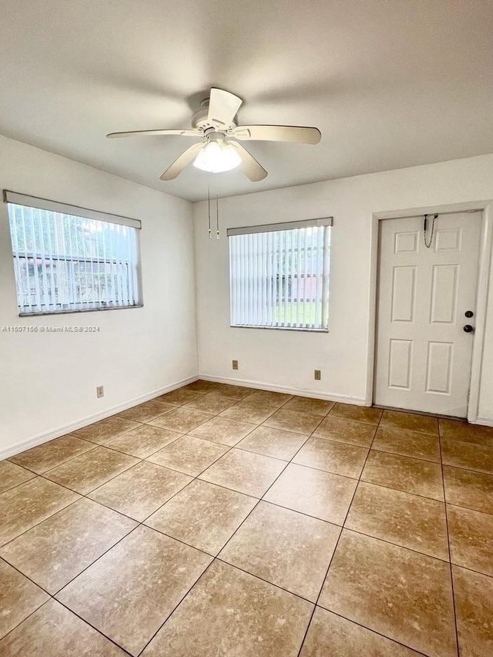 1412 Sw 41st Ave #F - Photo 2 of 8