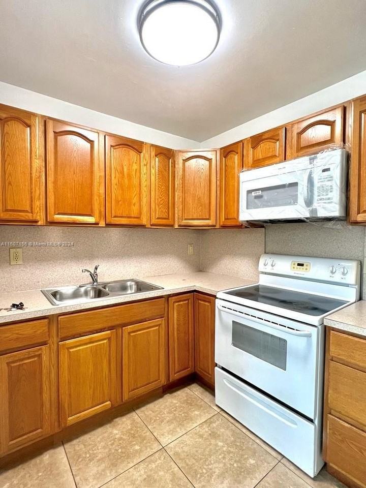 1412 Sw 41st Ave #F - Photo 3 of 8
