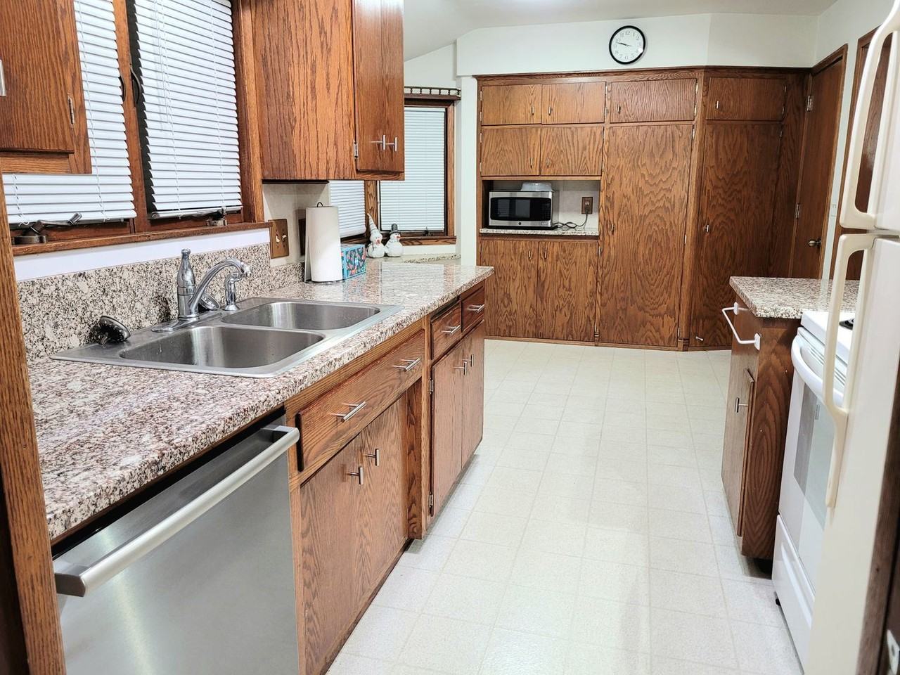 1475 Centennial Dr - Photo 3 of 50