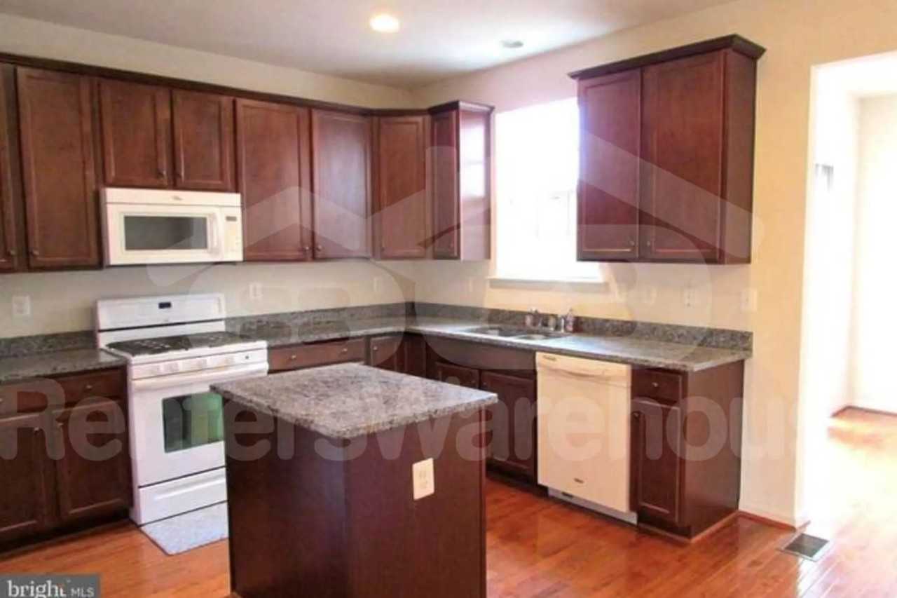 639 Cawley Dr - Photo 2 of 27