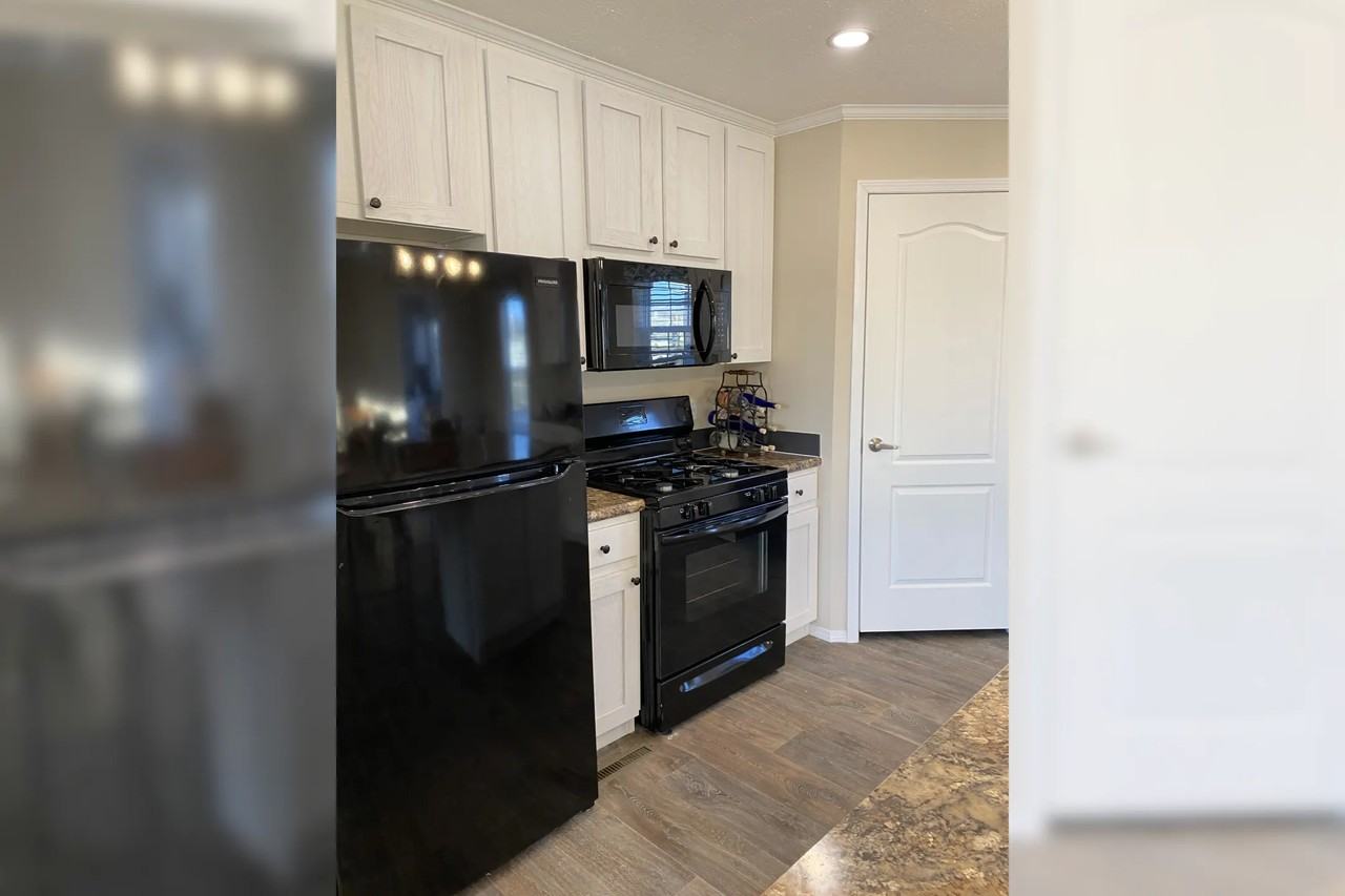 1562 Meadowview Dr - Photo 3 of 30