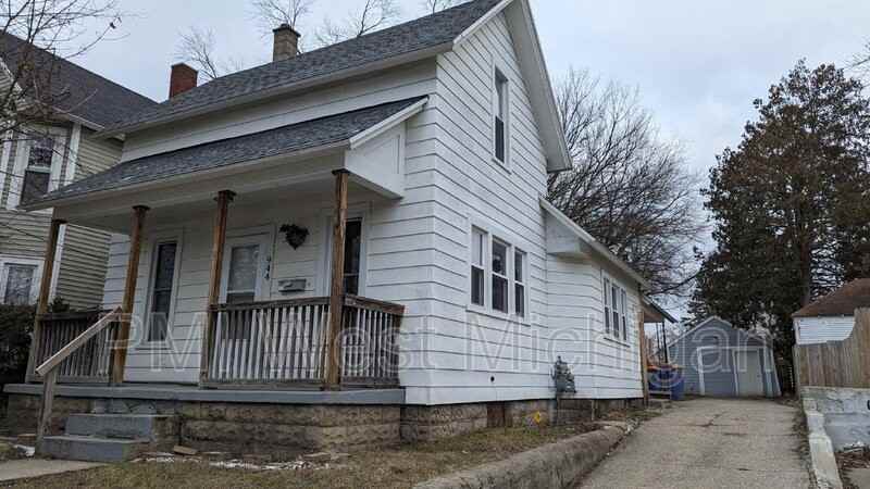 944 Tamarack Ave Nw - Photo 2 of 25