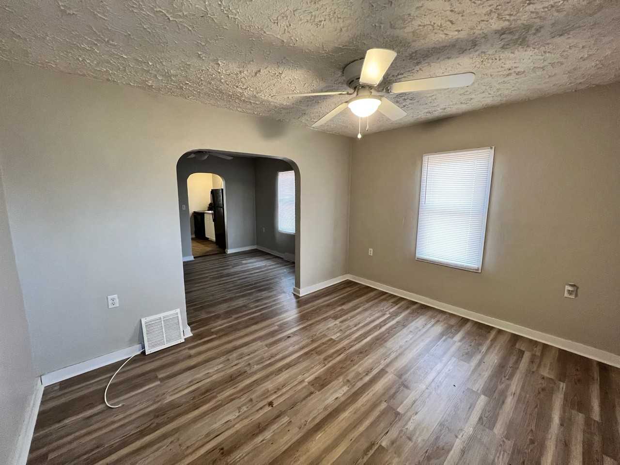 819 South Maguire Street - Photo 2 of 7