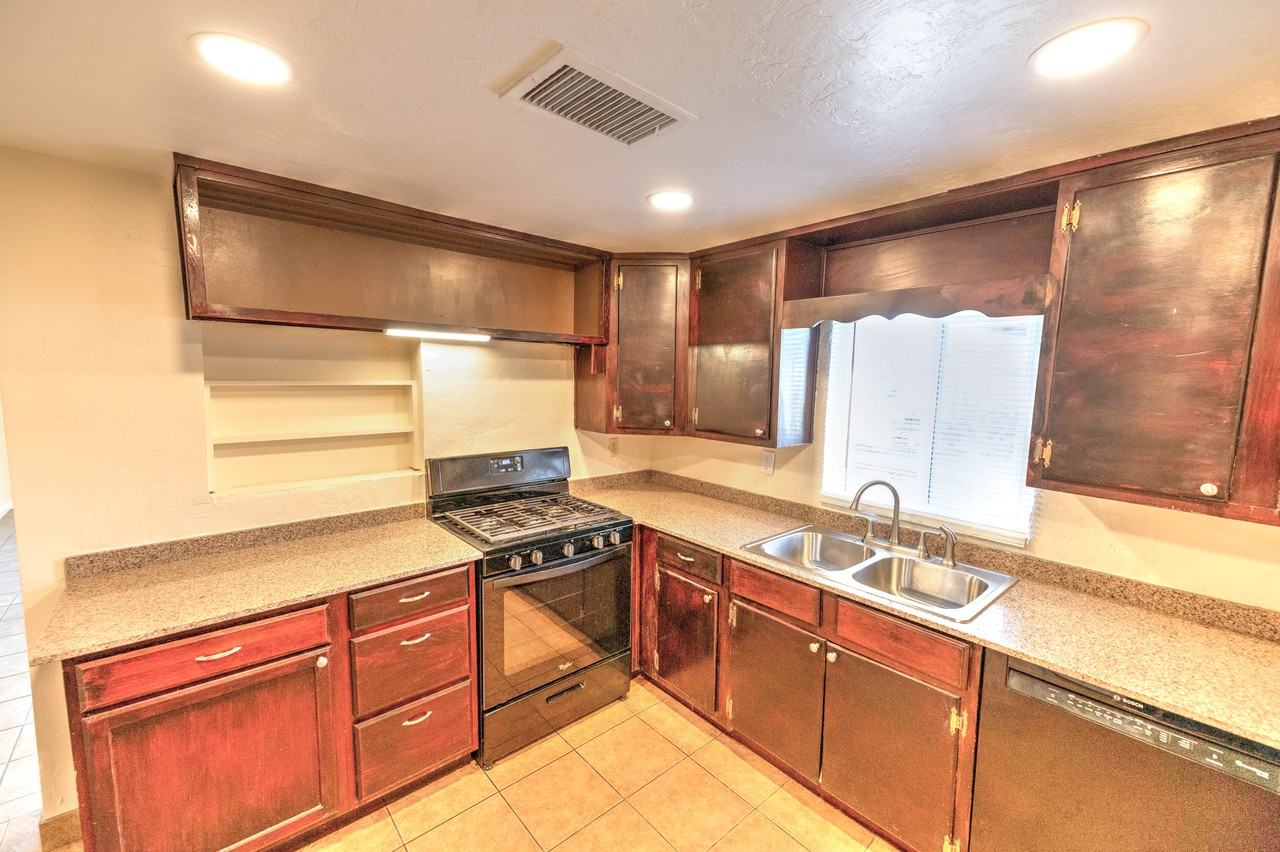 1509 W Saint Clair St - Photo 2 of 22