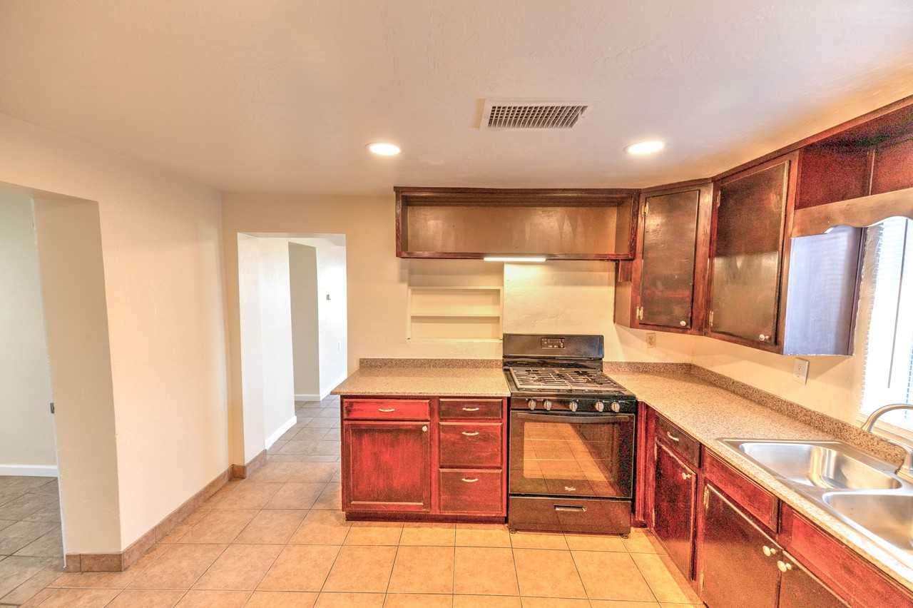 1509 W Saint Clair St - Photo 3 of 22