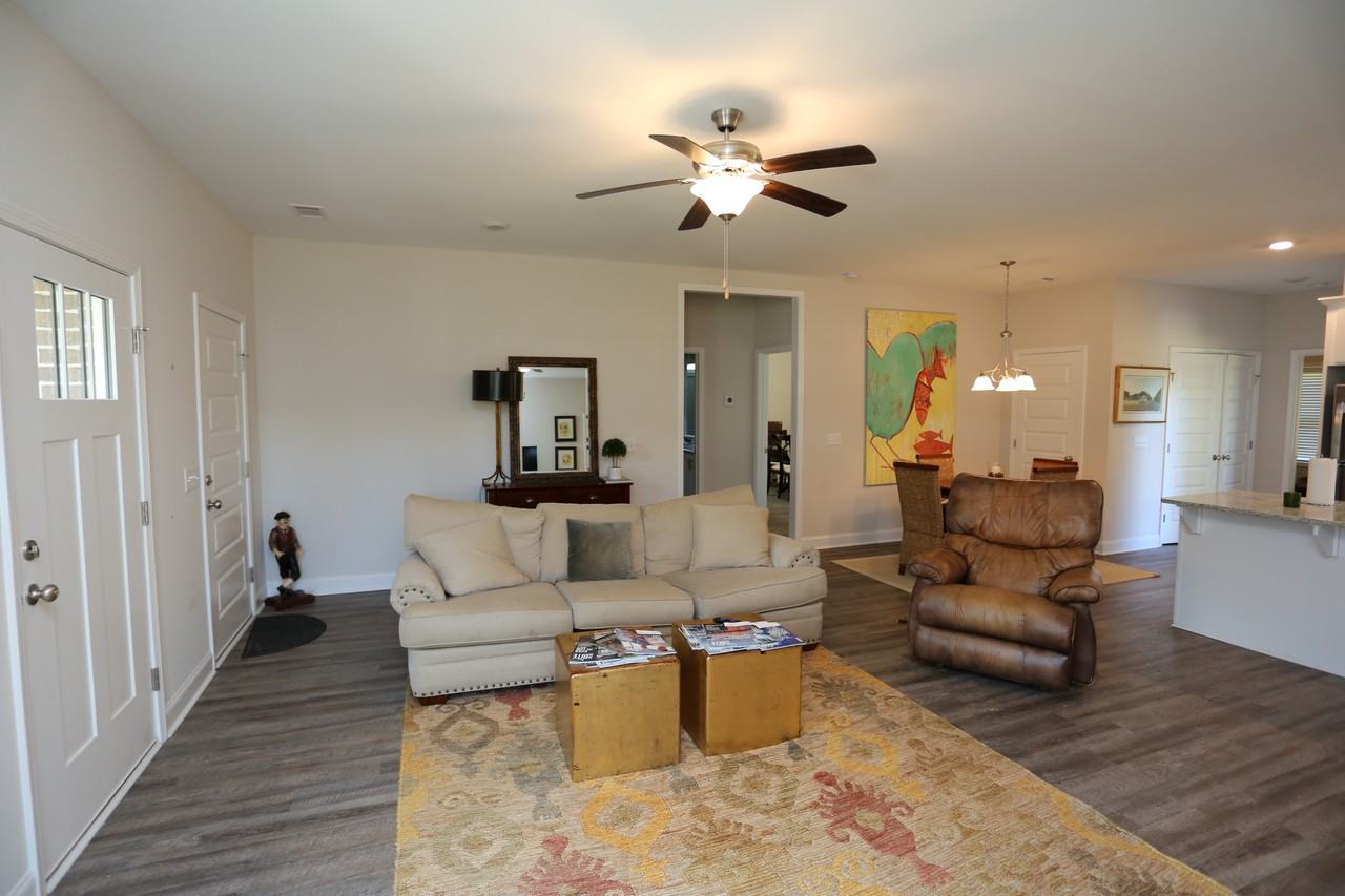 302 Debbie Dr - Photo 3 of 14