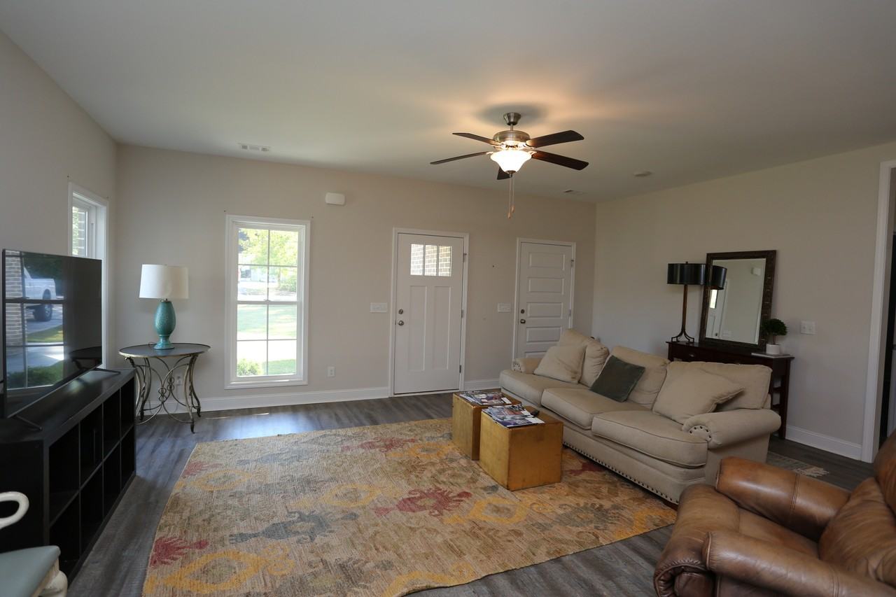 302 Debbie Dr - Photo 4 of 14