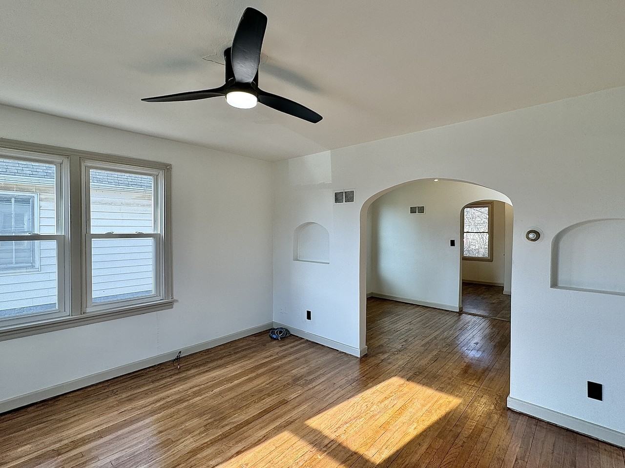 1503 E Carpenter St - Photo 2 of 9