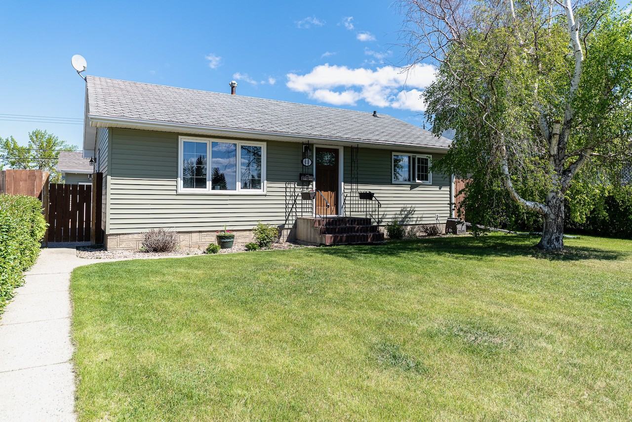 4220 105b Ave Nw - Photo 2 of 41