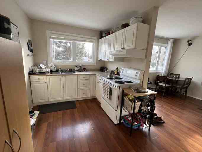 212 Picton Ave - Photo 2 of 8