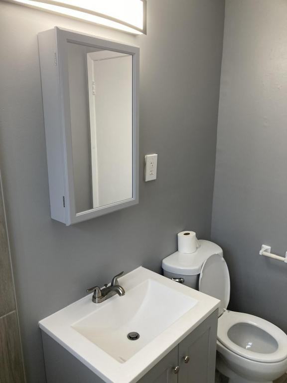 808 E 89th Pl - Photo 7 of 9