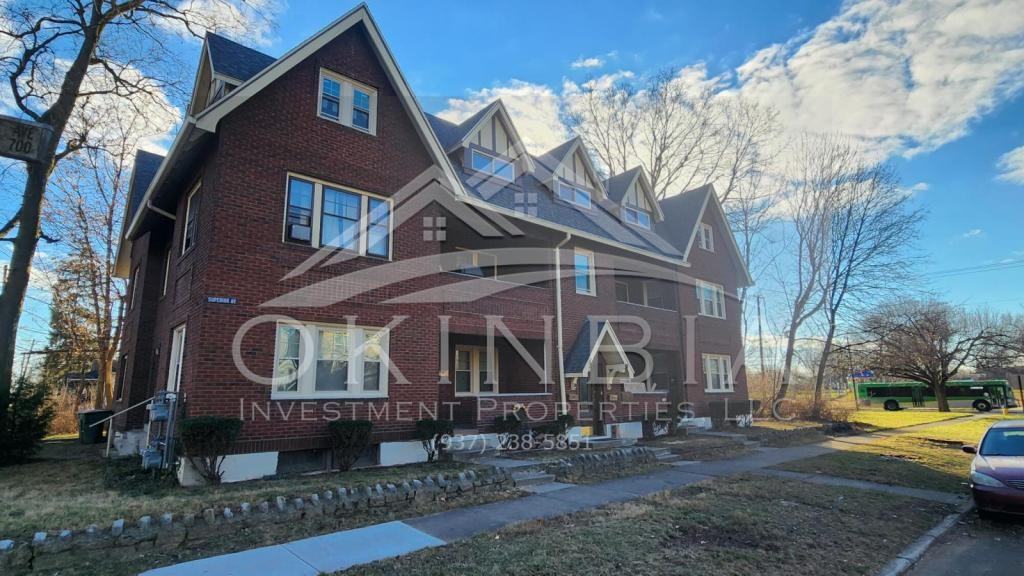 746 Superior Ave - Photo 2 of 19