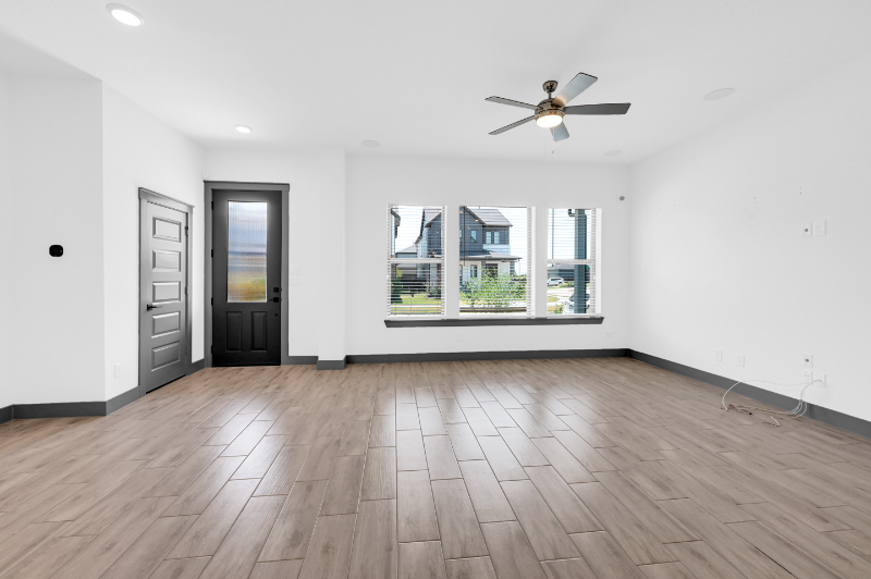 18514 Gratification Ln - Photo 4 of 33