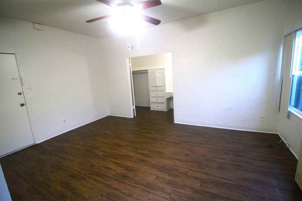 1152 Broad Avenue - Photo 2 of 6