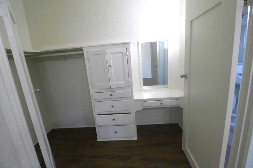 1152 Broad Avenue - Photo 3 of 6