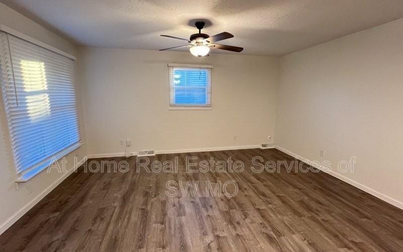 847 S Laurel Ave - Photo 2 of 10