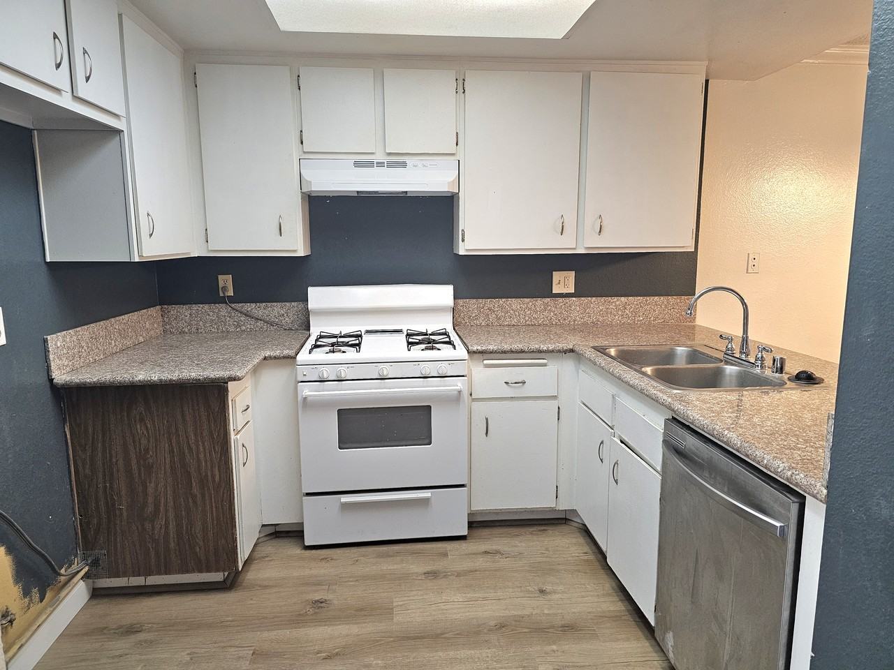 945 South Mountain Avenue - Photo 3 of 6