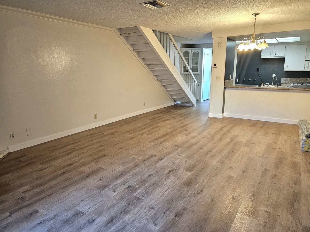 945 South Mountain Avenue - Photo 2 of 6