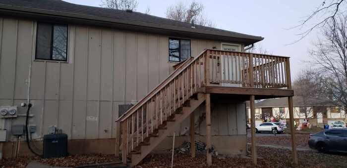 556 Beach St - Photo 2 of 11