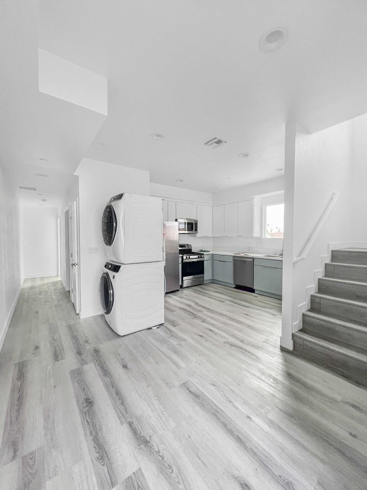 607 W 41st Pl