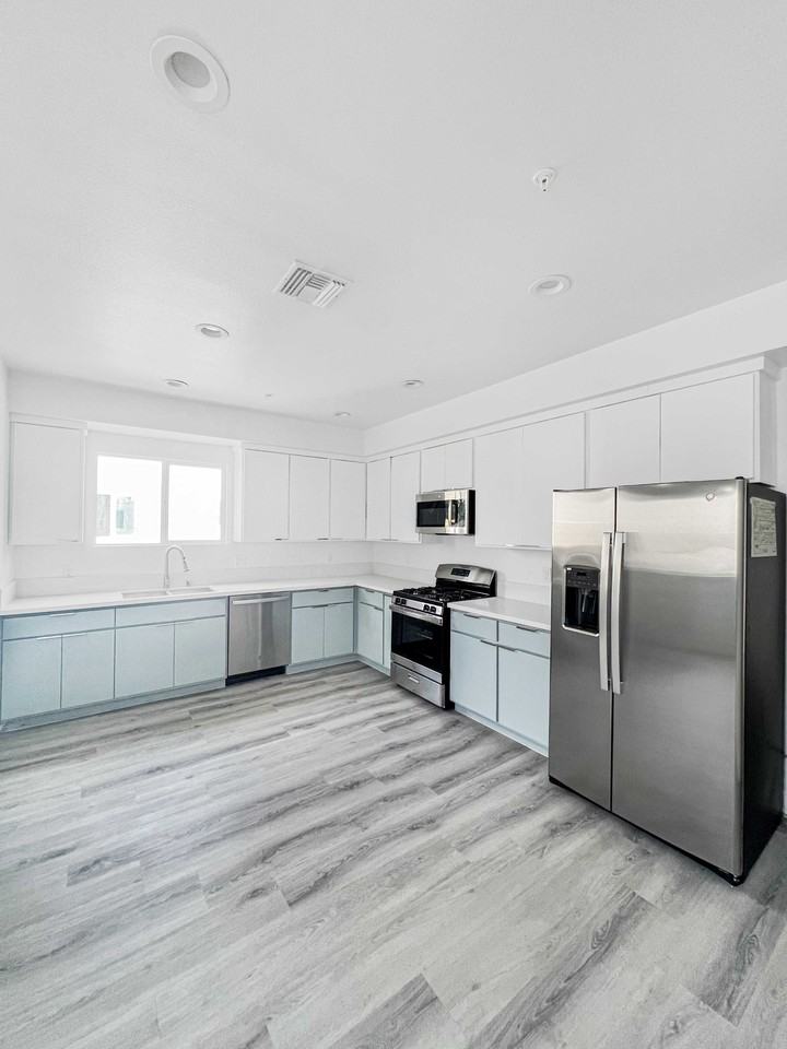 607 W 41st Pl #607