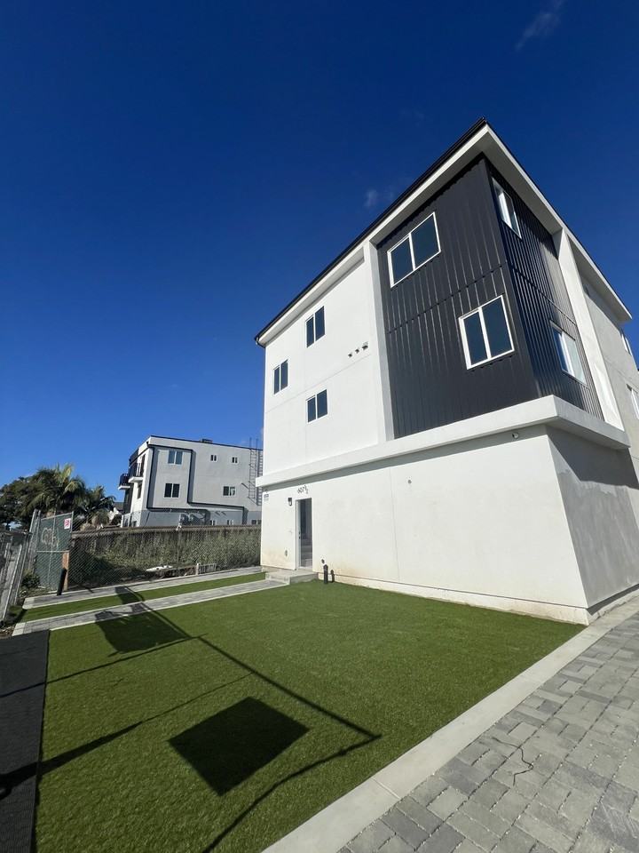 607 W 41st Pl #605 - Photo 2 of 15