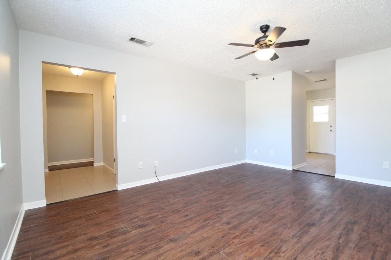 7642 Sandy Creek Ct - Photo 3 of 20