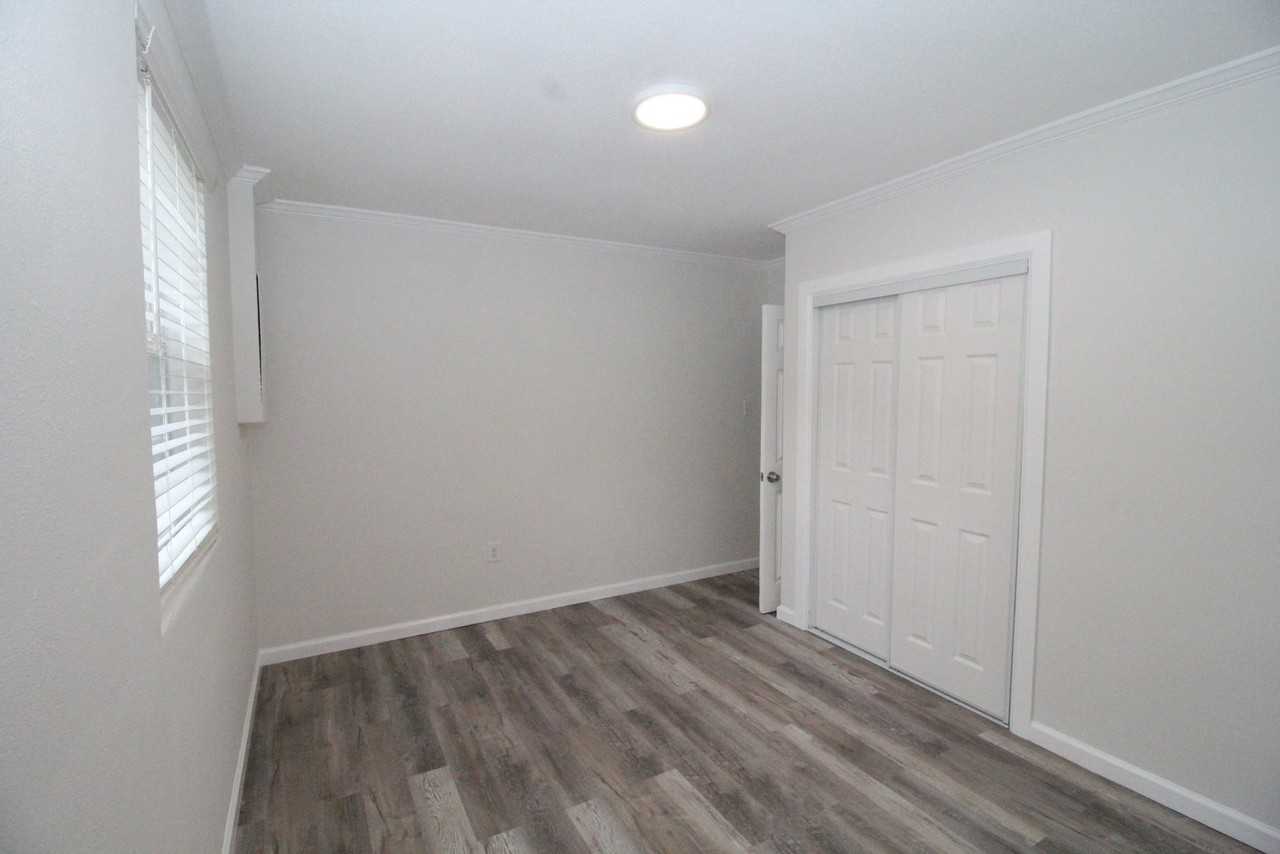 5523 Shell Rd - Photo 6 of 12