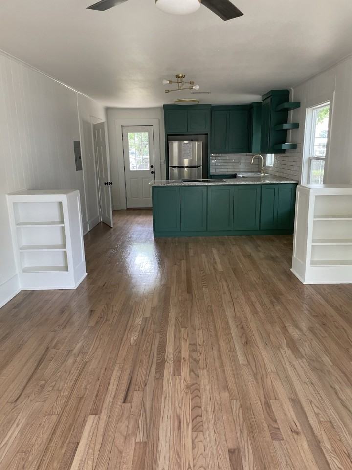 440 E College St - Photo 2 of 8