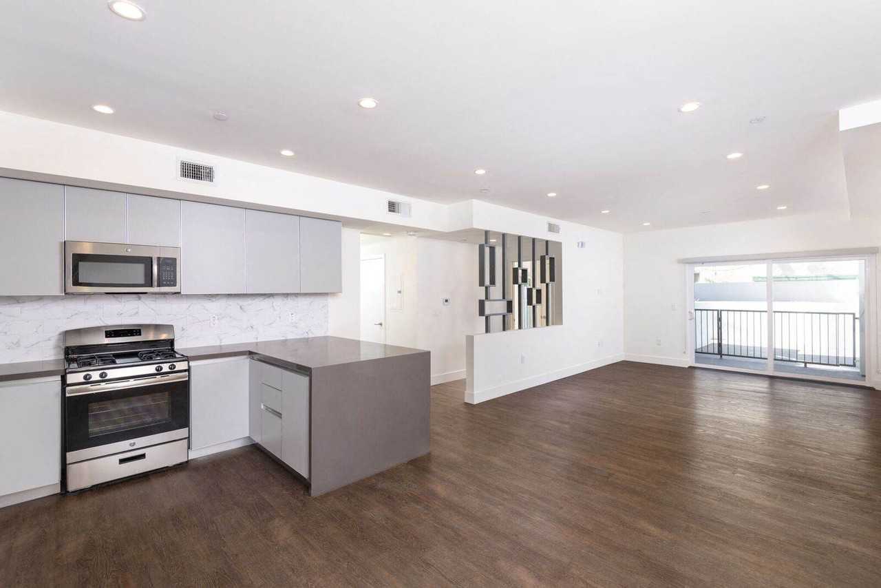 1437 Tamarind Ave #202 - Photo 2 of 13