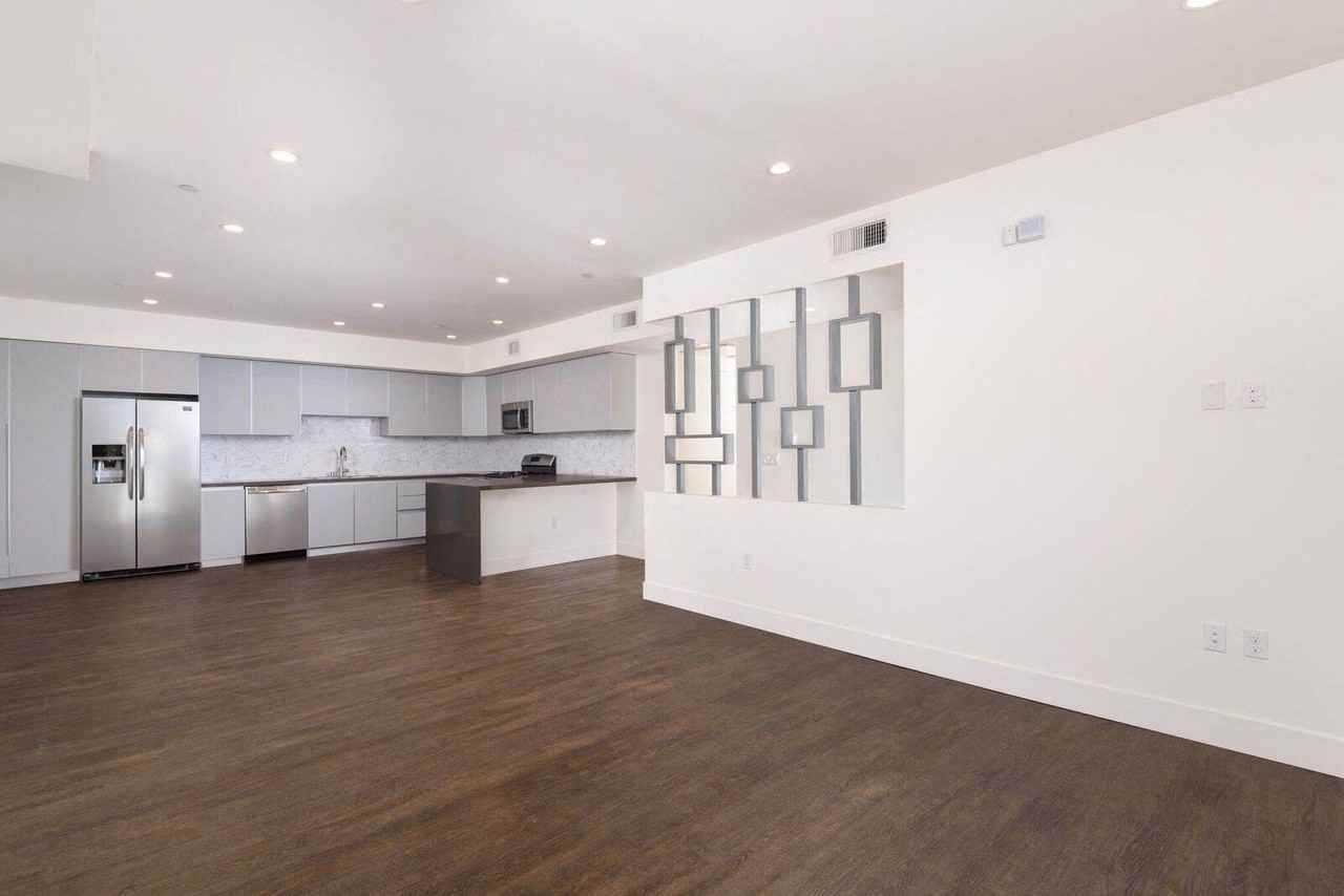 1437 Tamarind Ave #202 - Photo 3 of 13