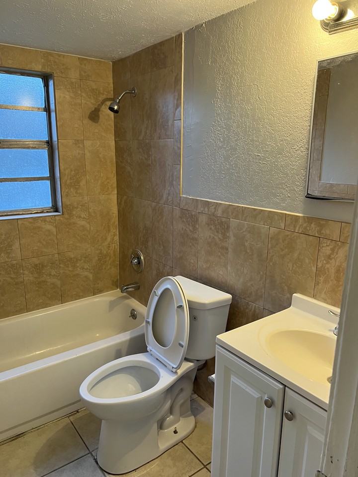 9506 N 13th St #NA - Photo 2 of 10