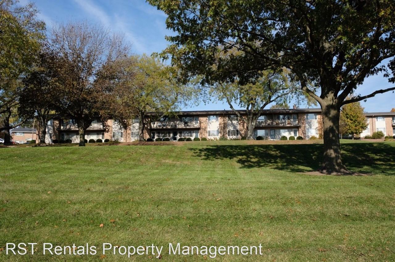 Jersey and Eisenhower Apartments in Dimmitt's Grove, Bloomington, IL