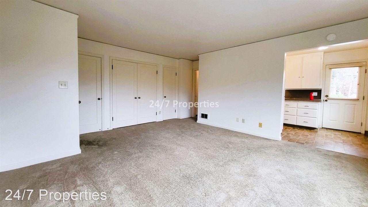 3425 SW 11th Ave. - Photo 3 of 11