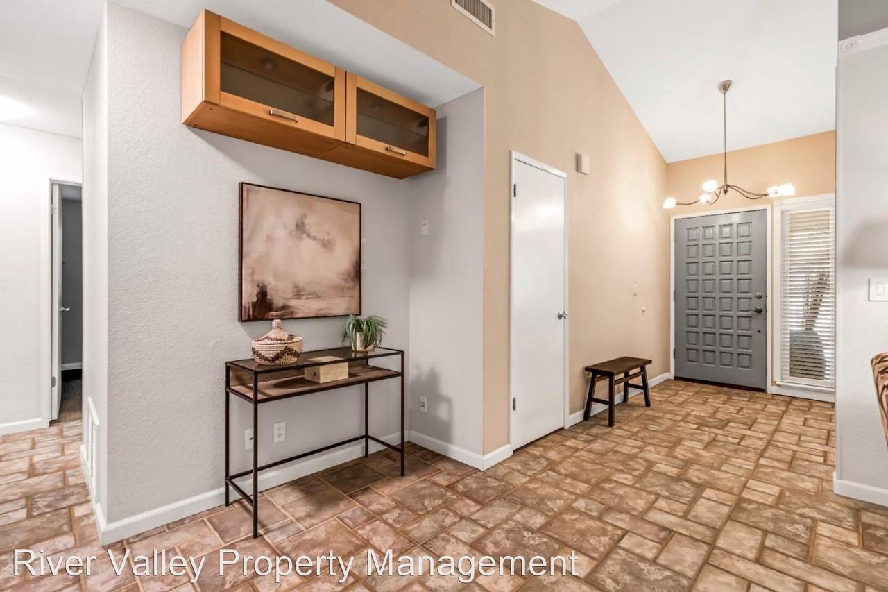 105 Duncan Way - Photo 3 of 15