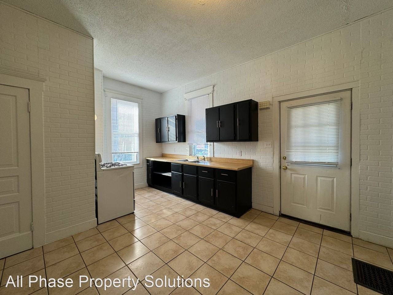 1100 Payson Ave - Photo 3 of 9