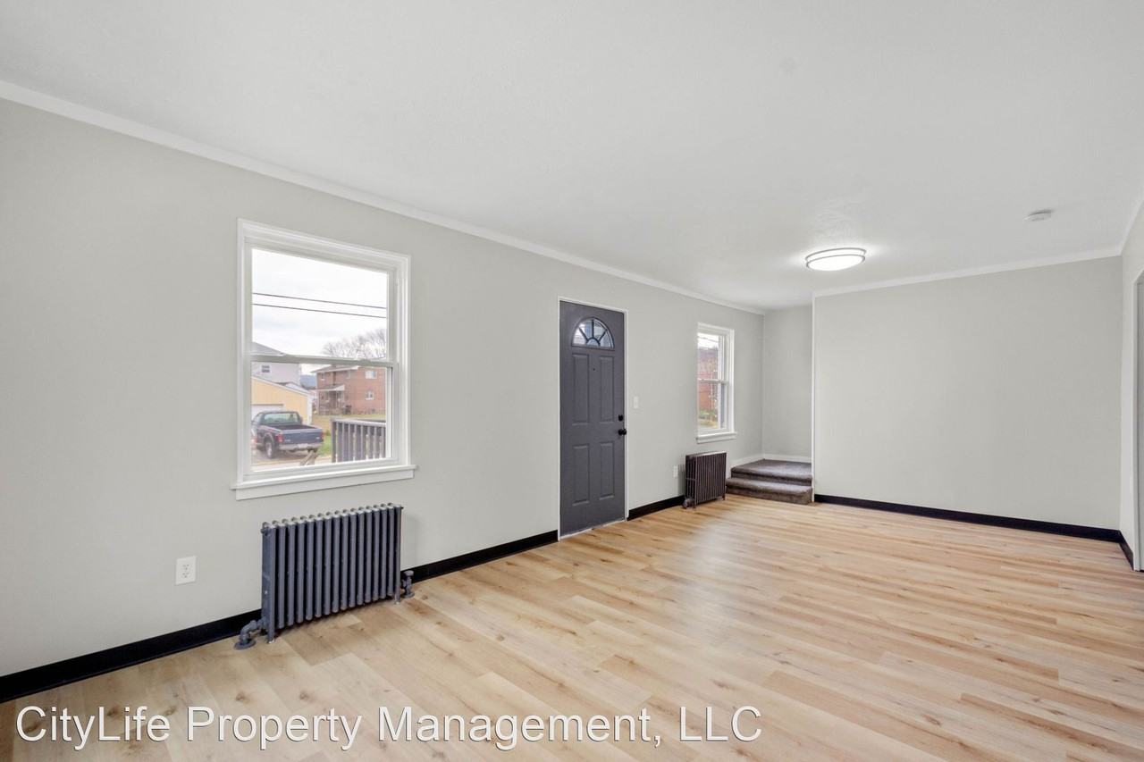 135 School Ave - Photo 3 of 25