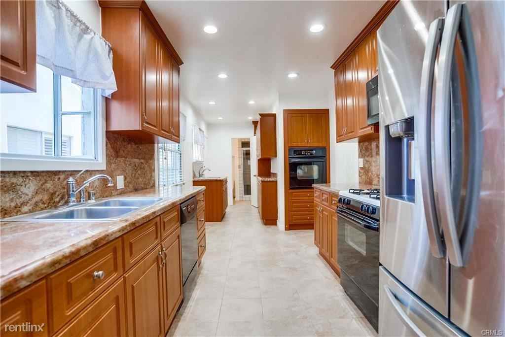 12528 Albers St - Photo 3 of 10