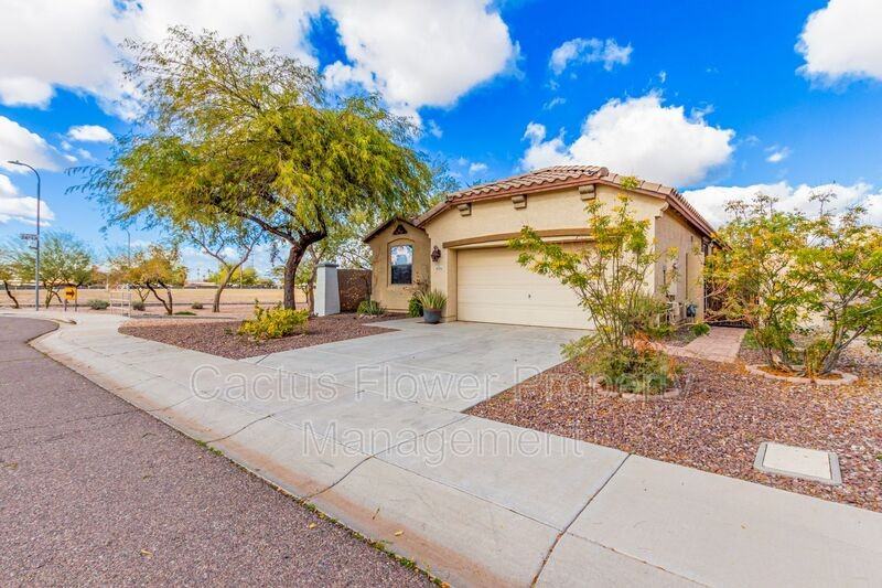 2624 W Beautiful Ln - Photo 2 of 33