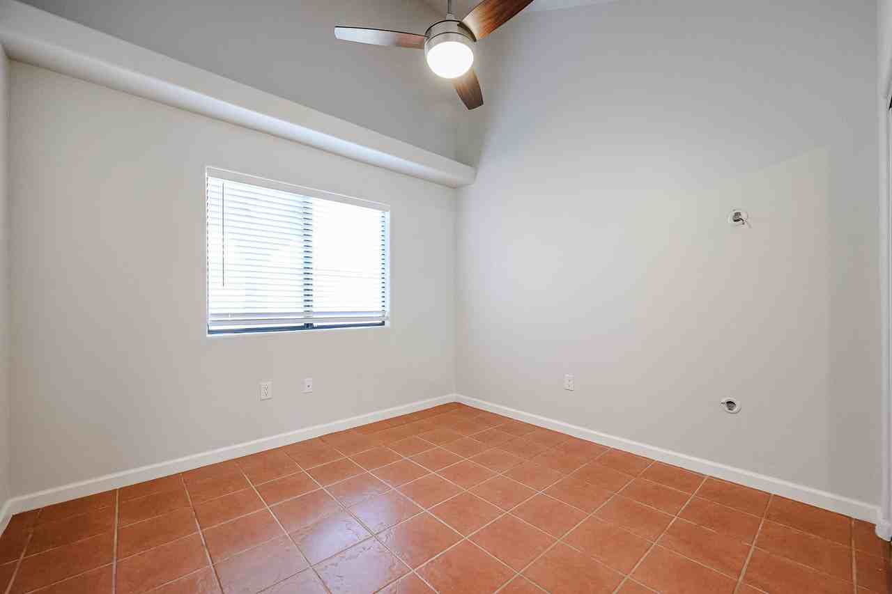 1413 N Oak St - Photo 4 of 31