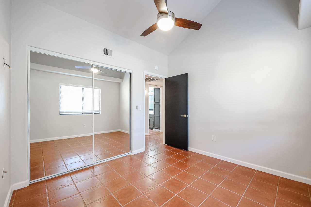 1413 N Oak St - Photo 5 of 31