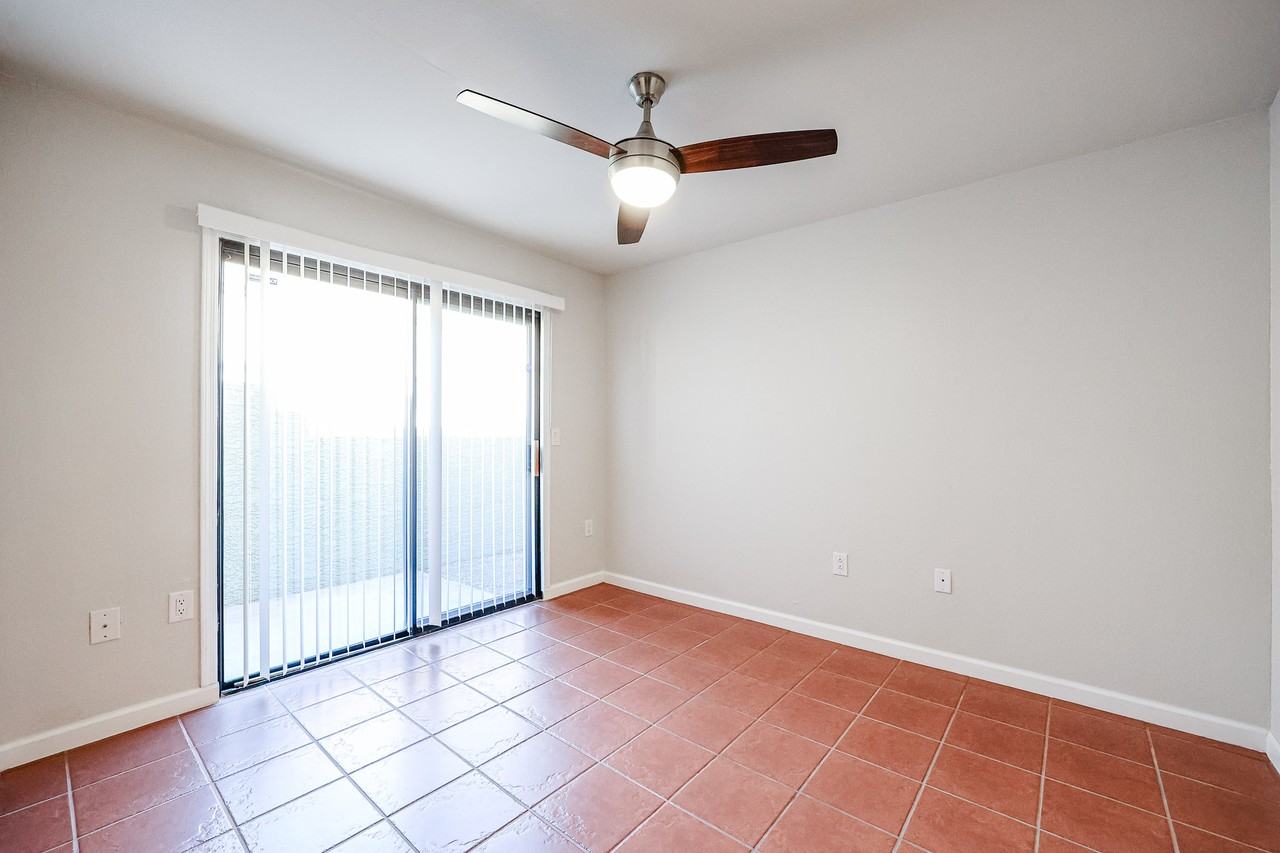 1413 N Oak St - Photo 6 of 31