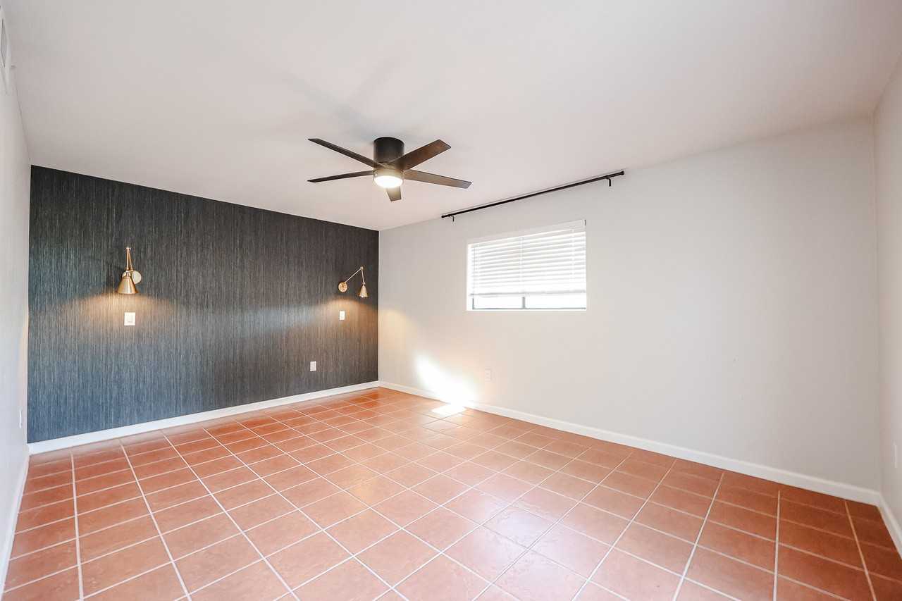 1413 N Oak St - Photo 7 of 31